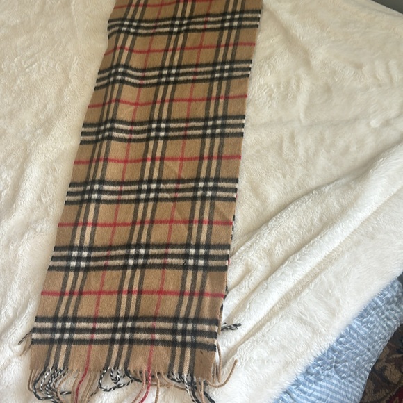 Burberry 100% cashmere scarf - Picture 3 of 3